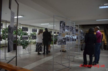 У обласній бібліотеці імені Ольжича відкрилась виставка "Колір війни"