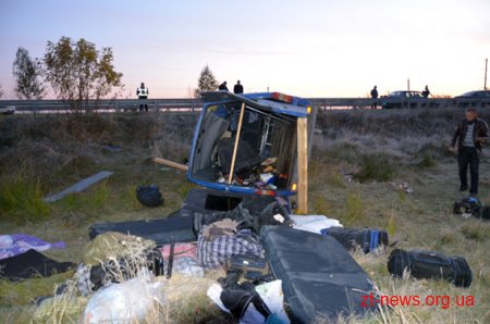 На автотрасі Київ-Чоп перекинувся мікроавтобус: є загиблі та травмовані