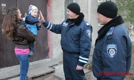 Житомирські міліціонери врятували хлопчика, який хотів потрапити на вулицю через балкон