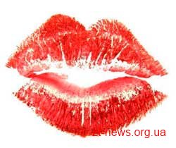 Десятки відбитків жіночих поцілунків вже цього тижня поїдуть на Схід України