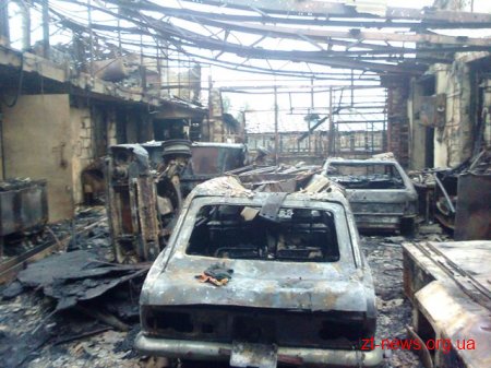Вночі у Житомирському районі внаслідок пожежі в гаражі згоріло 3 автомобілі