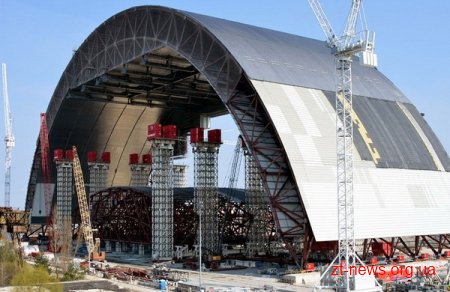 На Чорнобильській АЕС завершили зведення арки саркофагу