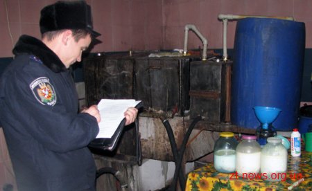 На Житомирщині правоохоронці припинили діяльність підпільного цеху з виготовлення горілки