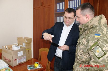 Житомирським військовослужбовцям передали електронні книжки від благодійників