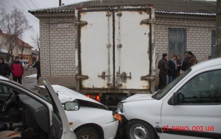 В Житомирі на перехресті Мануїльського - Бориса Тена Volkswagen Caddy зіткнувся з вантажівкою