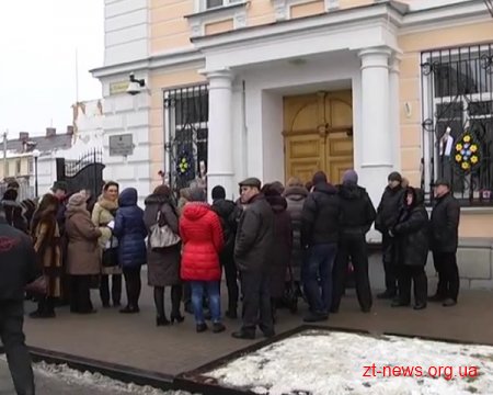 Символічне поховання гривні влаштували біля обласного управління Національного банку України