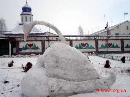 Снігові скульптури прикрасили подвір'я установ з виконання покарань