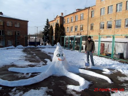 Снігові скульптури прикрасили подвір'я установ з виконання покарань