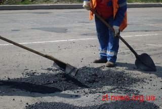На автошляхах Житомирщини проводять ямковий ремонт