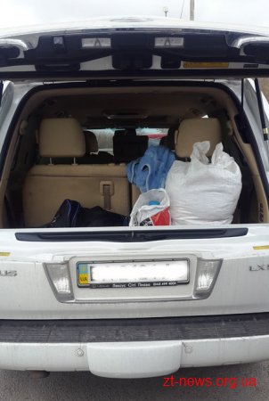На Житомирщині правоохоронці затримали крадений "Лексус" з бурштином у багажнику