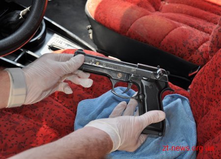 На Житомирщині СБУ затримала правопорушника за торгівлю зброєю