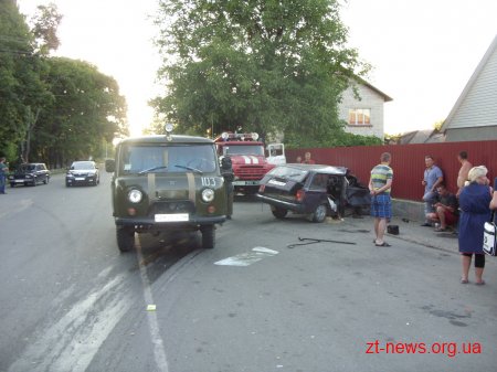В центрі Радомишля зіткнулися автомобілі ВАЗ 2104 та спринтер «Dodge»