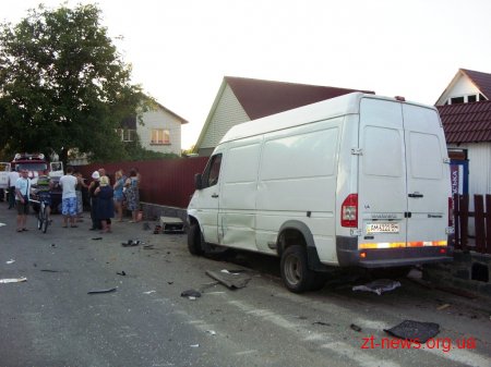 В центрі Радомишля зіткнулися автомобілі ВАЗ 2104 та спринтер «Dodge»