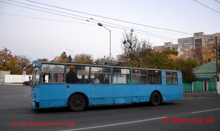 У Житомирі автомобіль підрізав тролейбус та зник з місця ДТП