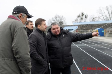 Керівник області оглянув, як проходить реконструкція Житомирського центрального стадіону «Полісся»