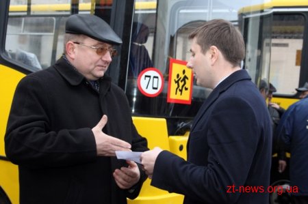 Керівник області передав районам 10 автобусів