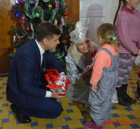 Сергій Сухомлин привітав маленьких пацієнтів лікарні з новорічними святами