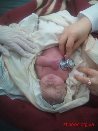 У суботу в Житомирі на смітнику знайшли новонароджену дівчинку