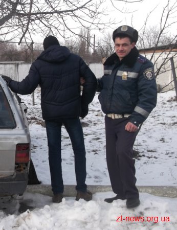 На Житомирщині поліцейські витягнули нетверезого чоловіка з колодязя