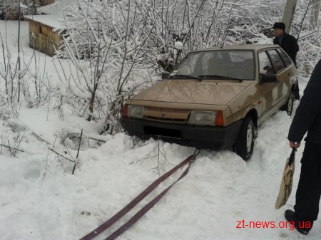 На Житомирщині рятувальники вивільнили автомобіль зі снігового полону