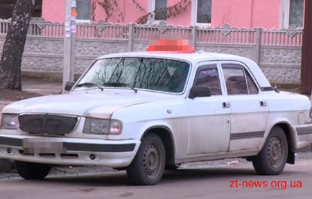 У Житомирі поліція затримала таксиста, якому жертва шахраїв віддала гроші за порятунок сина