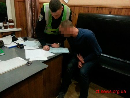 У Житомирі патрульні затримали нетверезого молодика, в якого виявили наркотики