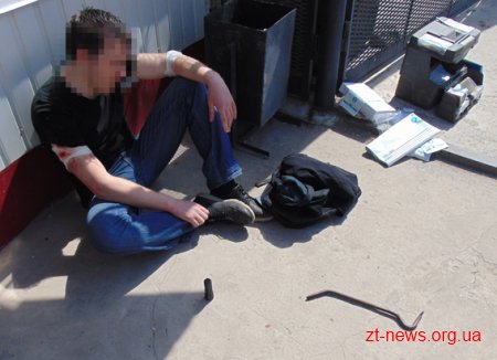 У Коростишеві затриманий домушник накинувся на поліцейських з ножем