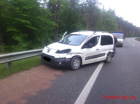 На Житомирщині «Peugeot Partner» зіткнувся з відбійником