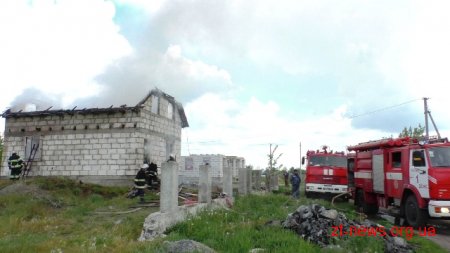 На Житомирщині внаслідок удару блискавки виникла пожежа у приватній новобудові