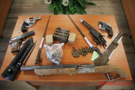На Житомирщині поліцейські продемонстрували результати добровільного "роззброєння"