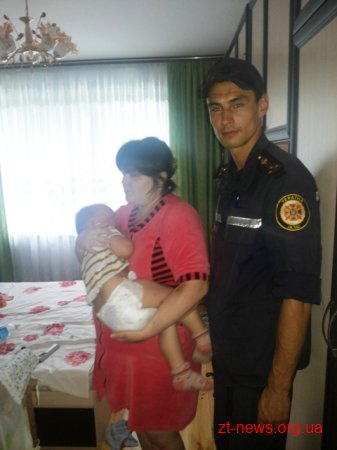 На Житомирщині рятувальники врятували 2-річну дитину, яка застрягла в дивані