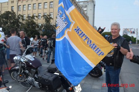 Більше 50 байкерів проїхали Житомиром у знак єдності України