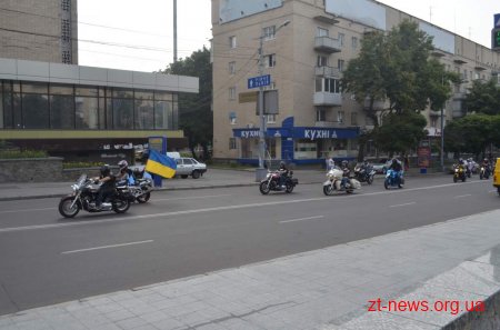 Більше 50 байкерів проїхали Житомиром у знак єдності України