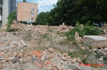 У Житомирі почали демонтувати аварійний будинок по вулиці Князів Острозьких