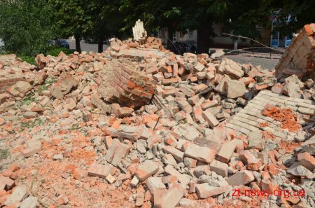 У Житомирі почали демонтувати аварійний будинок по вулиці Князів Острозьких