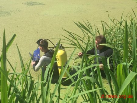 У Баранівському районі водолази обстежили дно забрудненої річки