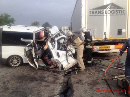На Житомирщині рятувальники деблокували двох загиблих із понівеченого автомобіля