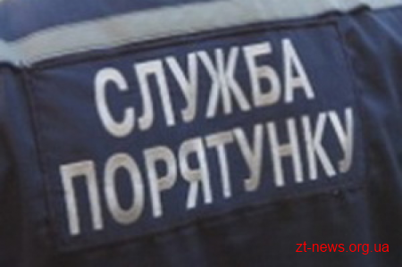 В Новоград-Волинському рятувальники вивільнили чоловіка з-під завалу землі