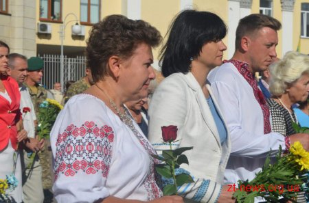 День Незалежності у Житомирі почали відзначати ходою та покладанням квітів