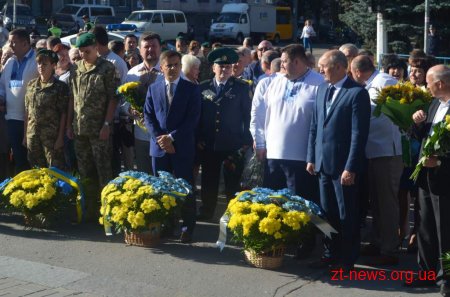День Незалежності у Житомирі почали відзначати ходою та покладанням квітів