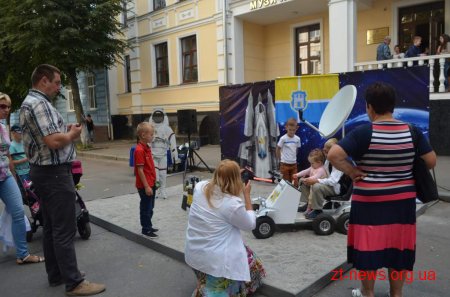 До Дня міста в Житомирі розпочала діяти фотозона "Житомир-космічний"