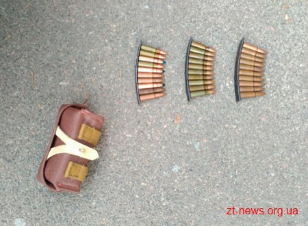 У Житомирі поліцейські вилучили у перехожого набої до автоматичної зброї