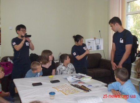 Волонтери з Японії навчали дітей у Житомирі японській каліграфії