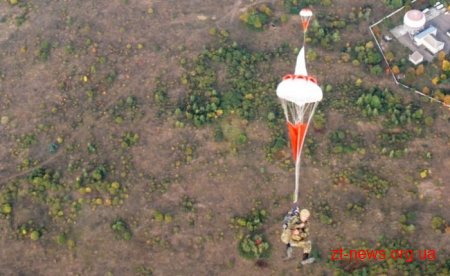 Десантники-резервісти на Житомирщині здійснили понад 600 стрибків з парашутом