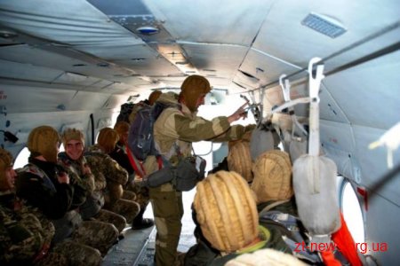 Десантники-резервісти на Житомирщині здійснили понад 600 стрибків з парашутом