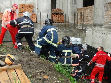 У Житомирі рятувальники допомогли чоловікові вибратися з будівельного котловану