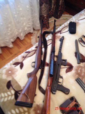 На Житомирщині при обшуку в оселі поліція виявила арсенал зброї