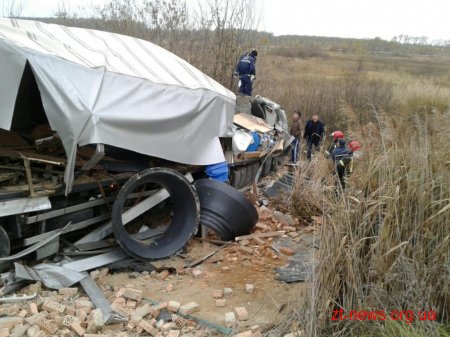 На Житомирщині водій вантажівки заснув за кермом та злетів у кювет