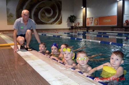 Житомирські школярі мають змогу безкоштовно займатись плаванням