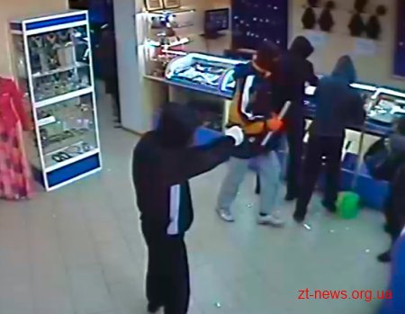 На Житомирщині поліція затримала нападників на ювелірну крамницю